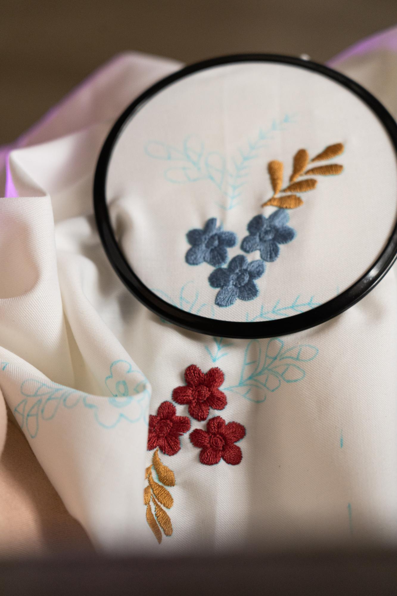 Camicia con monogramma ricamato a mano